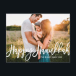 Cartes Pour Fêtes Annuelles Calligraphie moderne audacieuse Happy Hanoukka Pho<br><div class="desc">Heureux Hanoukka ! Envoyer Hanoukka souhaite à la famille et aux amis avec cette carte postale Hanoukka personnalisable. Il dispose de calligraphie moderne. Personnalisez en ajoutant des noms et une photo. Cette calligraphie Happy Hanoukka carte postale est disponible dans d'autres cartons.</div>