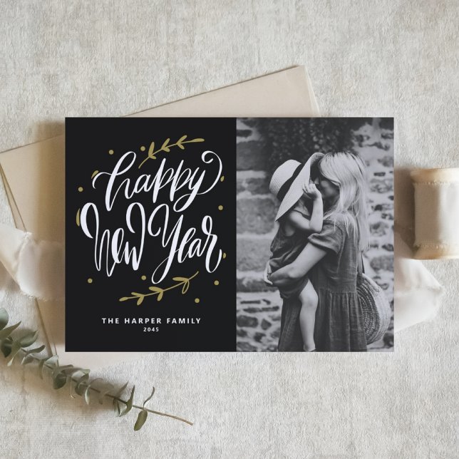 Cartes Pour Fêtes Annuelles Calligraphy and Wreath New Year Photo Black (Customizable photo Happy New Year card featuring modern calligraphy and wreath.)