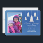 Cartes Pour Fêtes Annuelles Cartes de vœux de fêtes avec photo bleue<br><div class="desc">Partagez vos souvenirs avec votre famille et vos amis avec notre carte de vœux photo de fêtes intitulée « Season's Greetings ». Le fond bleu comporte cinq arbres découpés suspendus à des ficelles et le texte « Season's Greetings » est pré-imprimé. Vous souhaitez faire des économies ? Imprimez ce modèle...</div>