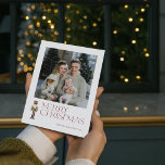 Cartes Pour Fêtes Annuelles Casse-noix moderne Joyeux Noël Typographie<br><div class="desc">C'est encore cette période de l'année - Noël ! Ne cherchez pas plus loin que cette carte de Noël moderne et tendance pour partager la joie et le message d'amour de votre famille. La typographie festive en Bourgogne se distingue sur la carte et est accentuée par un casse-noix aquarelle, donnant...</div>