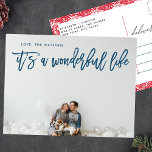 Cartes Pour Fêtes Annuelles C'est un merveilleux Noël bleu glace de la Marine<br><div class="desc">C'est un merveilleux Vacances de Vie Photo Carte Postale Script dans la Marine Ice Blue lettering. retour a une jolie bordure florale. Style de lettre. Gros design photo. Un design joyeux et festif. C'est une vie merveilleuse. fleurs. rouge et blanc. cadre fleuri.</div>
