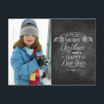 Cartes Pour Fêtes Annuelles Chalet Noël<br><div class="desc">Les salutations de vacances sont affichées sur cette carte postale unique de style tableau noir Noël et Nouvel An. La typographie qui ressemble à de la craie sur un tableau noir est disposée sous une bannière pour envoyer votre meilleur. Ajoutez simplement votre propre photo à gauche. Customisez avec votre(s) nom(s)...</div>