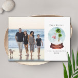Cartes Pour Fêtes Annuelles Chaleureux souhaits Flamant rose Neige Globe Photo<br><div class="desc">Illustration d'un flamant à l'intérieur d'un globe de neige avec 2 palmiers. Flamant rose porte un chapeau santa et un foulard assorti.</div>