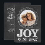 Cartes Pour Fêtes Annuelles Chalkboard Noël typographie Photo Joy World<br><div class="desc">Vintage panneau de craie de vacances au design simple et contemporain. VOUS POUVEZ ÉGALEMENT IMPRIMER SUR LE DOS ! Téléchargez vos propres images, ajoutez du texte personnalisé et bien plus encore ! CLIQUEZ SUR LE LIEN QUI DIT : CUSTOMISEZ-le pour redimensionner/déplacer les photos, changer de police, ajouter ou supprimer du...</div>