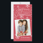 Cartes Pour Fêtes Annuelles Chalkboard Salutations 1 photo Fête de Snowflake R<br><div class="desc">Ce carte photo de vacances présente des oeuvres d'art en lettrage et calligraphie à la main sur un arrière - plan rouge festif avec un effet de tableau noir sur les flocons de neige. Disponible en couleurs et formats supplémentaires. Achetez notre boutique en ligne pour plus de pièces dans ce...</div>