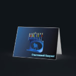 Cartes Pour Fêtes Annuelles Chanukkah Menorah bleu brillant - С ч а с т в о и<br><div class="desc">Une menorah moderne, métallique, bleue de Chanukkah, avec un lion en silhouette, contre un arrière - plan sombre et nocturne. Les neuf bougies sont allumées. Le texte cyrillique (russe), "С ч а т с л и de de de de la в !" (Schastlivoi Hanuki - Happy Chanukkah) apparaît en bleu...</div>