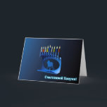Cartes Pour Fêtes Annuelles Chanukkah Menorah bleu brillant - С ч а с т в о и<br><div class="desc">Une menorah moderne, métallique, bleue de Chanukkah, avec un lion en silhouette, contre un arrière - plan sombre et nocturne. Les neuf bougies sont allumées. Le texte cyrillique (russe), "С ч а т с л и de de de de la в !" (Schastlivoi Hanuki - Happy Chanukkah) apparaît en bleu...</div>