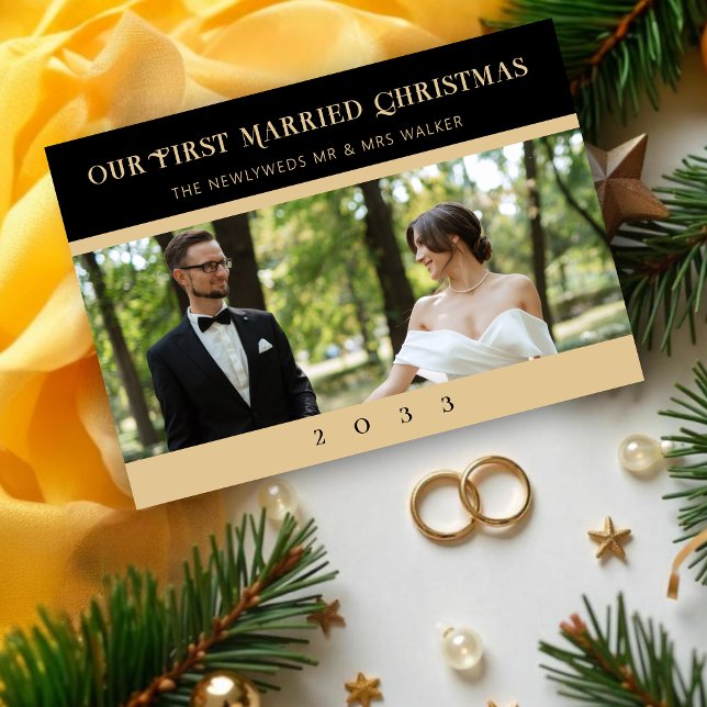 Cartes Pour Fêtes Annuelles Charming Black & Gold Minimalist Newlyweds Photo (Charming Black & Faux Gold Effect Minimalist Newlyweds First Christmas Wedding Holidays Cards.)