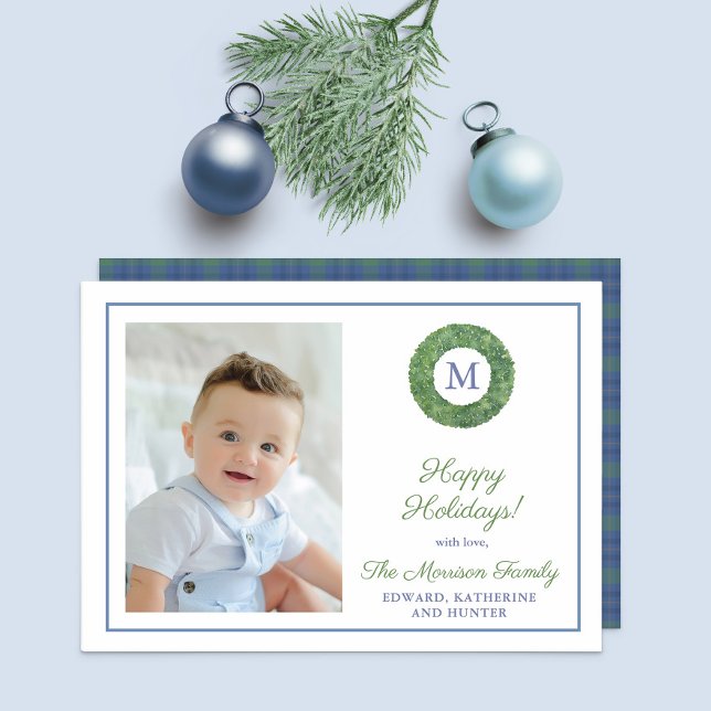 Cartes Pour Fêtes Annuelles Chic Boxwood Wreath Monogramme Famille Tartan Phot (Minimalist boxwood wreath with monogram, family photo and tartan plaid reverse)