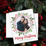 Cartes Pour Fêtes Annuelles Chic Red Holly Berry Christmas Wreath Couple Photo<br><div class="desc">Cette magnifique couronne de Noël aux baies rouges encercle votre photo de vacances à l'intérieur d'un cercle. Une carte postale chic pour un couple ou une famille moderne. Des feuilles verts botaniques sortent de la belle photo.</div>