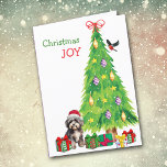 Cartes Pour Fêtes Annuelles Chien, oiseau et sapin de Noël Havanais<br><div class="desc">Sur le devant de cette carte de Noël, un adorable chien havanais gris et blanc porte un casquette du Père Noël rouge et blanc assis à côté d'un arbre de Noël. Des emballages de cadeaux aux couleurs vives sont éparpillés, et un bullfinch débarque sur le sapin de Noël. Le texte...</div>