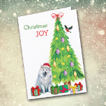 Cartes Pour Fêtes Annuelles Chien Samoyé, Oiseau et Arbre de Noël<br><div class="desc">Sur le devant de cette carte de Noël, un beau chien Samoyed porte un casquette de Père Noël rouge et blanc alors qu'il est assis à côté d'un arbre de Noël. Des emballages de cadeaux aux couleurs vives sont éparpillés, et un bullfinch débarque sur le sapin de Noël. Le texte...</div>