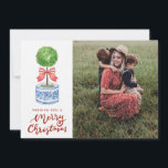 Cartes Pour Fêtes Annuelles Chinoiserie Topiary Photo de Noël<br><div class="desc">Cette carte photo de Noël Topiary de Chinoiserie présente un topiaire dans un pot de chinoiserie bleu et blanc avec un arc rouge. Le texte dit "Je vous souhaite un joyeux Noël" avec un endroit pour ajouter votre photo préférée. À l'arrière se trouve une bordure de haie avec des arcs...</div>