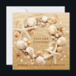 Cartes Pour Fêtes Annuelles Christmas Beach Coquillages tropicaux Starfish<br><div class="desc">Jolie couronne de Noël avec Starfish Seashells et Seaweed sur une plage de sable. Pour les chanceux qui n'ont pas à affronter des tonnes de neige et peuvent aller à la plage en hiver. #générativecontent</div>