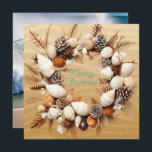 Cartes Pour Fêtes Annuelles Christmas Beach Seashells Pine Cones Seaweed<br><div class="desc">Belles coquillages,  pins cônes,  algues et aiguilles de pin couronne de Noël. Pour les chanceux qui n'ont pas à affronter des tonnes de neige et peuvent aller à la plage en hiver.</div>