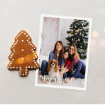 Cartes Pour Fêtes Annuelles Classique simple Joyeux Noël Vertical pleine photo<br><div class="desc">Célébrez la saison avec cette carte postale unique, simple et classique de Noël joyeux, pleine photo verticale de vacances avec une touche de charme vintage. Le design minimaliste présente une élégante palette de couleurs rouge et verte, évoquant l'esprit cosy de l'hiver. Son attrait moderne et ludique, associé à la formulation...</div>