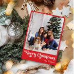 Cartes Pour Fêtes Annuelles Classique Simple Rouge Joyeux Noël Photo verticale<br><div class="desc">Célébrez la saison avec cette carte unique, simple rouge Joyeux Noël vertical photo vacances avec une touche de charme vintage. Le design minimaliste présente une élégante palette de couleurs rouges, évoquant l'esprit cosy de l'hiver. Son attrait moderne et ludique, associé à la formulation traditionnelle, crée un équilibre parfait entre audace...</div>