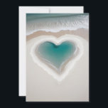 Cartes Pour Fêtes Annuelles Coeur chaleureux et stimulant<br><div class="desc">Une piscine d'eau en forme de coeur aux teintes aquacoles est nichée au sein d'une plage de sable,  entourée de vagues de mousse. L'océan côtoie le rivage de l'arrière - plan,  créant une scène sereine et romantique.</div>