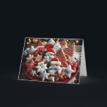 Cartes Pour Fêtes Annuelles Cookies De Sucre De Noël Sur Plateau Rouge<br><div class="desc">Une assiette festive est remplie de biscuits de Noël à la décoration complexe,  avec des motifs comme des visages de Père Noël,  des étoiles et des arbres de Noël</div>