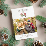 Cartes Pour Fêtes Annuelles Cosy Winter Mittens Happy Holidays Family Photo<br><div class="desc">Célébrez la saison avec cette carte de vacances festive avec votre photo de famille et une paire de mitaines d'hiver confortables. Ajoutez votre salutation personnalisée (Joyeux Noël, Bonne Année, etc.) et le nom pour personnaliser. À l'arrière, vous trouverez un motif à flocon de neige d'hiver, placé contre votre arrière -...</div>