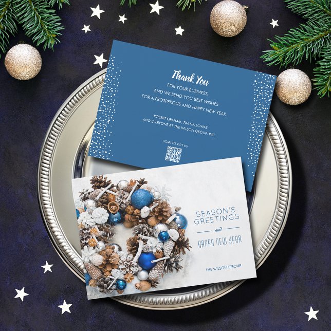 Cartes Pour Fêtes Annuelles Couronne de pin ornée Code QR Entreprise (Ornaments pine wreath business holiday cards feature your greeting and QR code on the back)
