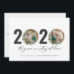 Cartes Pour Fêtes Annuelles Couronne feuillage moderne 2020 est resté à la mai<br><div class="desc">Courbe de feuillage minimale moderne Joyeux Noël 2020 l'année où nous sommes restés à la maison script carte de Noël. L'eucalyptus peint à la main, le feuillage minimal et la couronne de rotin rustique moderne donnent à cette carte de vacances une atmosphère luxueuse. Dans les verts, les bruns et les...</div>