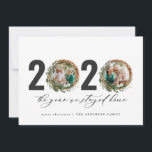 Cartes Pour Fêtes Annuelles Couronne feuillage moderne 2020 est resté à la mai<br><div class="desc">Courbe de feuillage minimale moderne Joyeux Noël 2020 l'année où nous sommes restés à la maison script carte de Noël. L'eucalyptus peint à la main, le feuillage minimal et la couronne de rotin rustique moderne donnent à cette carte de vacances une atmosphère luxueuse. Dans les verts, les bruns et les...</div>