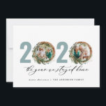 Cartes Pour Fêtes Annuelles Couronne feuillage moderne 2020 est resté à la mai<br><div class="desc">Courbe de feuillage minimale moderne Joyeux Noël 2020 l'année où nous sommes restés à la maison script carte de Noël. L'eucalyptus peint à la main, le feuillage minimal et la couronne de rotin rustique moderne donnent à cette carte de vacances une atmosphère luxueuse. Dans les verts, les bruns et les...</div>