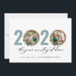 Cartes Pour Fêtes Annuelles Couronne feuillage moderne 2020 est resté à la mai<br><div class="desc">Courbe de feuillage minimale moderne Joyeux Noël 2020 l'année où nous sommes restés à la maison script carte de Noël. L'eucalyptus peint à la main, le feuillage minimal et la couronne de rotin rustique moderne donnent à cette carte de vacances une atmosphère luxueuse. Dans les verts, les bruns et les...</div>