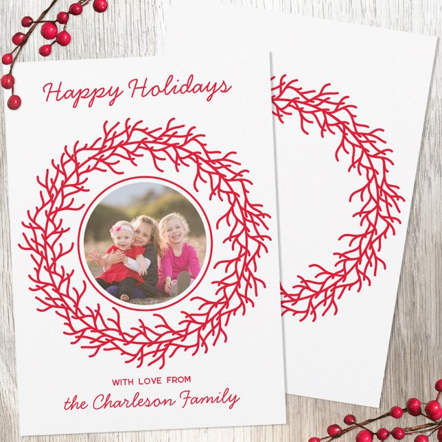 Cartes Pour Fêtes Annuelles Couronne scandinave photo rouge et blanc (Scandinavian wreath personalized photo red and white Christmas or Holiday card)