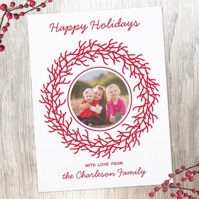 Cartes Pour Fêtes Annuelles Couronne scandinave photo rouge et blanc (Scandinavian wreath personalized photo red and white Christmas or Holiday postcard)