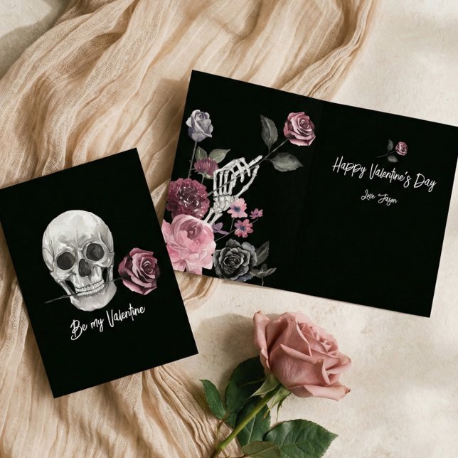 Cartes Pour Fêtes Annuelles Crâne de squelette noir gothique rose Saint-Valent (Gothic Black Skeleton Skull Rose Valentine's Day Holiday Card)