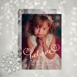 Cartes Pour Fêtes Annuelles Croire rose pâle | Snowflakes Photo de Noël<br><div class="desc">Sweet blush rose "Crois" typographie de Noël design accueil photo. Ajoutez simplement votre photo, votre salutation, votre nom ou votre nom de famille, et l'année. L'arrière est orné d'un arrière - plan en dentelle grise surmonté de flocons de neige roses. Design par Holiday Hearts Designs (droits réservés) avec modèle photo...</div>