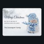 Cartes Pour Fêtes Annuelles Cute Snowman au photographe de Christmas<br><div class="desc">Une carte de Noël plate avec une photo mignonne avec un petit bonhomme de neige. Debout dehors en hiver avec de la neige qui tombe tout autour. Ce mignon petit gars est habillé en vêtements de plein air tricotés bleus. Un peu de bokeh blanc/gris s'enflamme dans l'arrière - plan.</div>