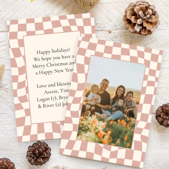Cartes Pour Fêtes Annuelles Damier Vague Rétro Rose Une Photo (modern retro groovy wavy checkerboard pink holiday christmas card one photo message on back cute)