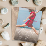 Cartes Pour Fêtes Annuelles Dashing À Travers Le Littoral De Sand Beach Photo<br><div class="desc">Dashing À Travers Le Script De La Main De Sable, La Plage Côtière Nautique Dollar Photo Carte De Vacances. Plus d'options de modification de conception disponibles dans la page produit personnalisée. La couleur Arrière - plan peut être modifiée. Ajoutez vos propres photos et texte. Facile à personnaliser seul. Conçu par...</div>