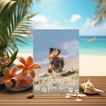 Cartes Pour Fêtes Annuelles Dashu Thru the Sand Beach Chien Paws Photo de vaca<br><div class="desc">Dashing dans le sable dans un script manuscrit de style décontracté dans des couleurs modifiables,  la couleur de la patte est également modifiable ; la couleur de l'arrière-plan est également optionnelle. Ajoutez du texte comme vous le souhaitez.</div>