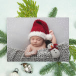 Cartes Pour Fêtes Annuelles Délicat Neige Pleine photo Naissance bébé<br><div class="desc">Célébrez le premier Noël du bébé avec ce faire-part de naissance de vacances élégant et élégant avec une bordure de neige délicate, le nom de l'enfant dans l'écriture et les statistiques de naissance ci-dessous. Il y a un dégradé qui s'estompe pour mettre le texte en surbrillance vers le bas. Vous...</div>