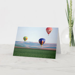 Cartes Pour Fêtes Annuelles Des montgolfières colorées flottent au-dessus du b