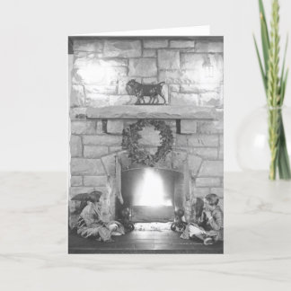 Cartes Pour Fêtes Annuelles Deux filles assises près d'une cheminée à Noël