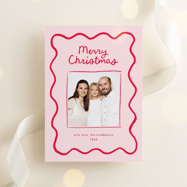 Cartes Pour Fêtes Annuelles Doodle rose Whimsical Wavy Frame Photo de Noël (whimsical, quirky Christmas photo card with hand drawn doodle frame in red)