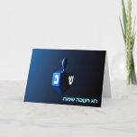 Cartes Pour Fêtes Annuelles Dreidel bleu brillant<br><div class="desc">Un rêve moderniste,  métallique,  bleu contre un arrière - plan sombre et nocturne. Deux des lettres hébraïques trouvées sur un dreidel,  une nonne et un shin,  brillent brillamment. Le texte hébreu "Chag Chanukkah Sameach" (Hanoukka heureuse) apparaît également en bleu et blanc éclatant.</div>