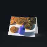 Cartes Pour Fêtes Annuelles Dreidel de rotation avec Gelt (pièces de monnaie<br><div class="desc">Hanoukka heureux (Dreidel de rotation avec chanukkah de Gelt (pièces de monnaie de chocolat),  juif,  religion,  vacances,  jeu,  enfants,  famille,  spirituelle</div>