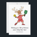 Cartes Pour Fêtes Annuelles Drôle Pickleball Reindeer de Noël, Texte Personnal<br><div class="desc">Célébrez les vacances en style pickleball avec cette carte de Noël amusante mettant en valeur un renne ludique de pickleball. Il est entièrement personnalisable avec vos messages à l'avant et à l'arrière. Idéal pour les amateurs de pickleball, les clubs et les entraîneurs, cette carte est une façon amusante de partager...</div>