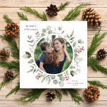 Cartes Pour Fêtes Annuelles Élégant blanc hiver verdure Wreath Carré photo<br><div class="desc">Ce carte photo de vacances élégant et festif dispose d'une belle couronne d'aquarelle de saint, eucalyptus et baies sur un arrière - plan blanc classique. La photo découpée est ronde. Le message d'accueil sur le devant dit "Joyeux Noël". Le dos de la carte est une couleur rouge festive. Vous pouvez...</div>
