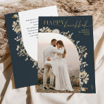 Cartes Pour Fêtes Annuelles Élégant Bleu Gold Script Happy Hanoukka<br><div class="desc">Cette conception est composée d'un arc fleuri avec un cadre délicat en or à parties scintillant florale blanche qui dessine une seule photo verticale. Pour effectuer des modifications anticipées, sélectionnez Personnaliser -> Modifier à l'aide de l'option de l'outil de conception pour modifier/ajouter des zones de texte, des couleurs et des...</div>