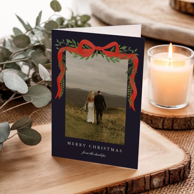 Cartes Pour Fêtes Annuelles Elégant Bow rouge avec verdure Photo Noël (Elegant red ribbon bow with greenery photo Christmas holiday cards. )