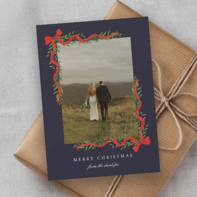 Cartes Pour Fêtes Annuelles Elégant Bow rouge avec verdure Photo Noël (Elegant red ribbon bows with greenery photo Christmas holiday cards.)