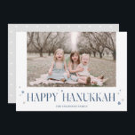 Cartes Pour Fêtes Annuelles Elégant moderne Happy Hanoukka Photo<br><div class="desc">Envoyez vos souhaits à votre famille et à vos amis avec ce carte photo minimaliste. Une photo à l'avant et un motif étoilé à l'arrière,  sont accompagnés d'une élégante typographie et d'un motif étoilé. Le style moderne et minimaliste vous permettra de faire rayonner vos photos de famille.</div>