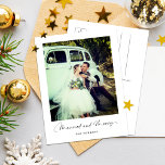 Cartes Pour Fêtes Annuelles Élégant moderne Noël photo simple<br><div class="desc">Il s'agit d'une carte postale moderne et simple en noir et blanc de vacances utilisant une photo élégante et minimale avec "Marié et Joyeux" dans une élégante typographie de script. Modifiez facilement la photo à l'avant, retirez le nom de famille ou d'entreprise et ajoutez un message personnalisé à l'arrière en...</div>